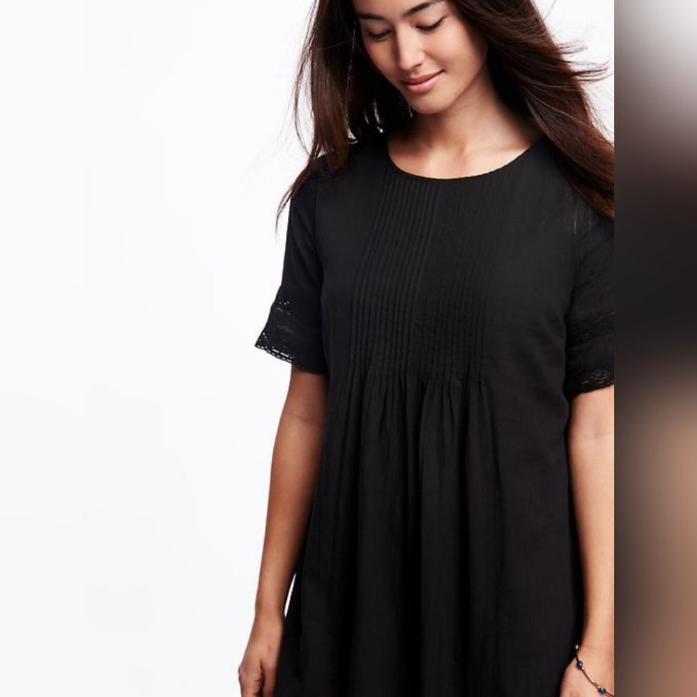 New With Tags Women's Size Small Pleated Lace-Trim Crepe Black Swing Dress